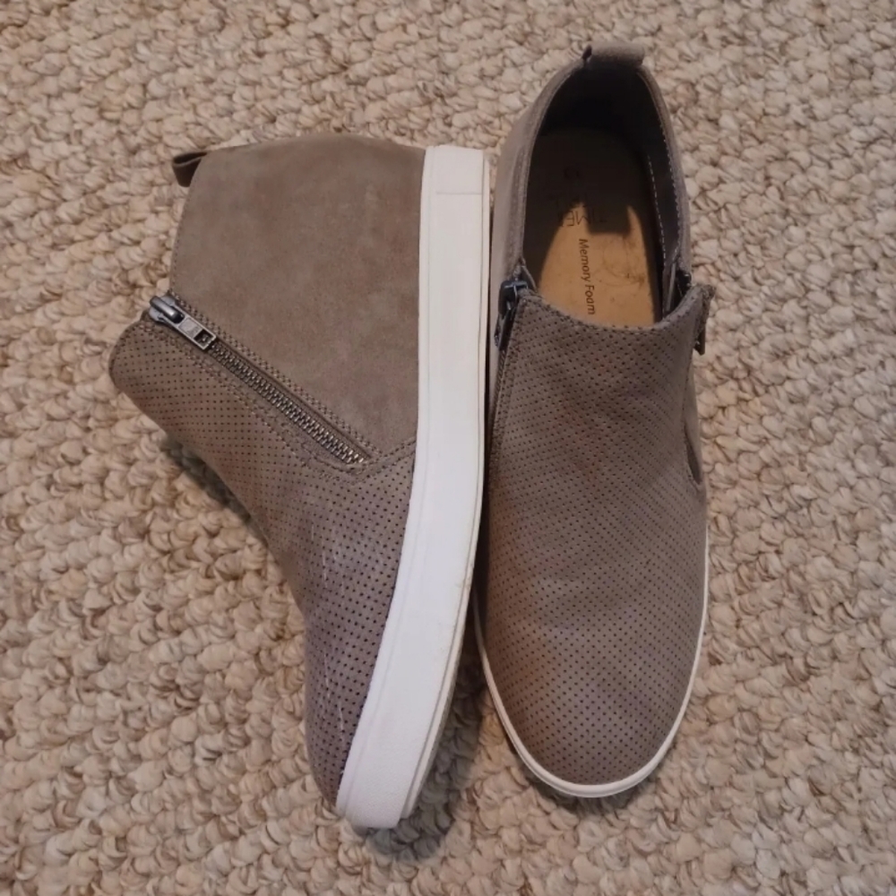 Time&True Womens Size 10 Sneaker Wedge Memory Foam